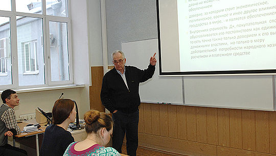 Валериан Попков представил студентам идею «позитивных» денег. Фото: Владимир Петров