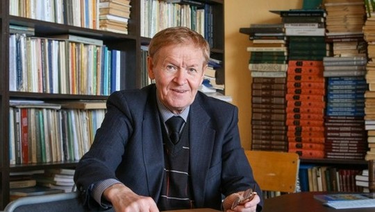 Профессор преподает современную литературу, а также литературу Урала филологам университета