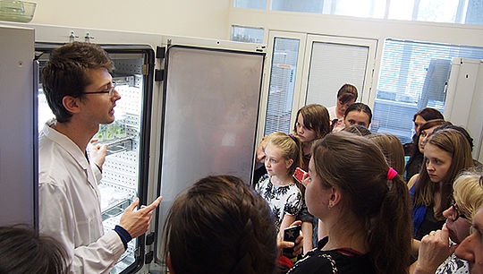 Александр Ермошин рассказал гостям праздника о биотехнологии. Фото: Мария Мамонтова