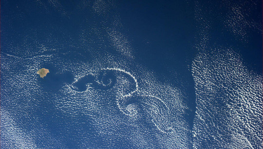 Вихри фон Кармана над островом Соккоро в Тихом океане недалеко от Калифорнии и Мексики