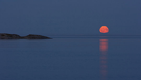 Цвет луны связан с лунным затмением, рассказала Татьяна Полушина. Фото: Андрей Пашкевич