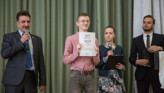 Александр Борзунов (в центре) третий год подряд занимает второе место на олимпиаде по защите информации