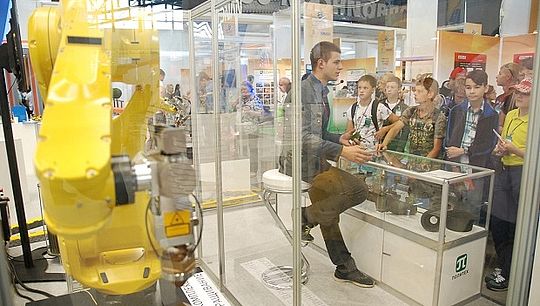 Свидетельства о победе в конкурсе на получение грантов молодым ученым вручили на промышленной выставке Иннопром