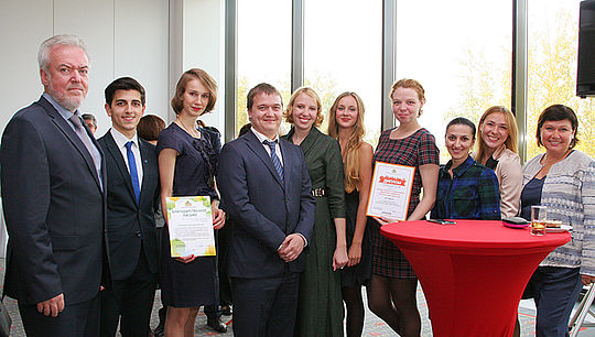 Студенты получили по 10 тысяч рублей за победу в конкурсе. Фото: Александра Хлопотова