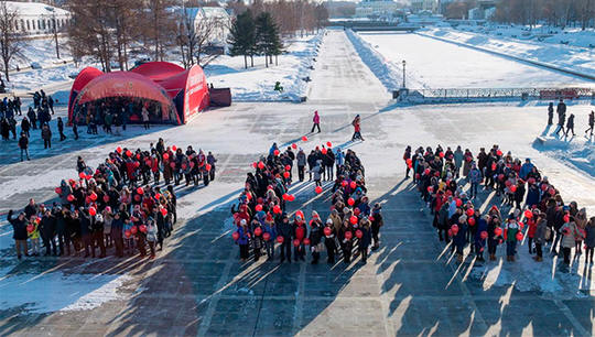 Во флешмобе участвовали активисты волонтерского центра чемпионата мира по футболу 2018 года в России, созданного в УрФУ. Фото: архив универс