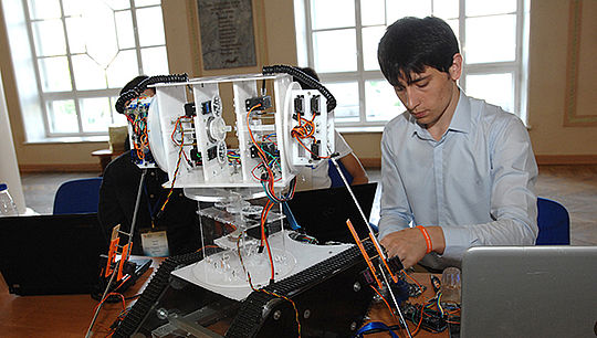 Новый конкурс «РобоФабрика» дает возможность участникам олимпиады разработать собственных роботов. Фото: Владимир Петров