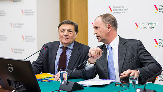 Валерий Михайленко (слева) принимает поздравления с 70-летием