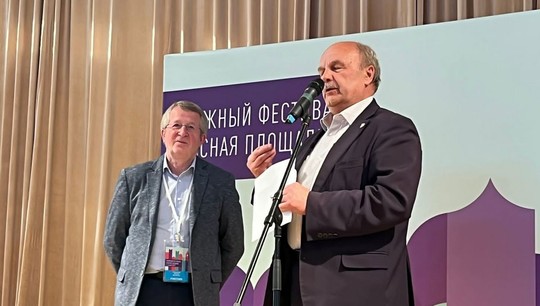 Дипломы на церемонии вручили руководителю издательства Алексею Подчинёнову (слева)