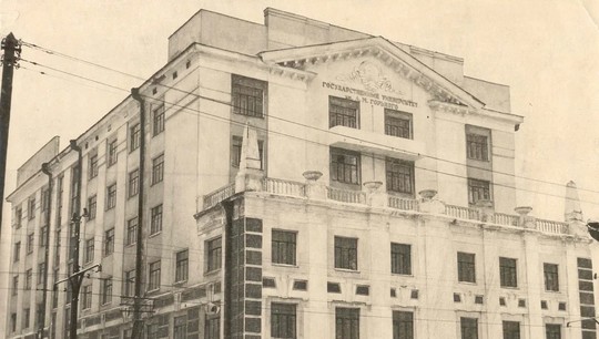 Так, например, выглядел перестроенный учебный корпус УрГУ в 1930-е годы
