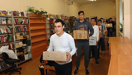 Литература достанется библиотекам 20 школ Таджикистана. Фото: Владимир Петров