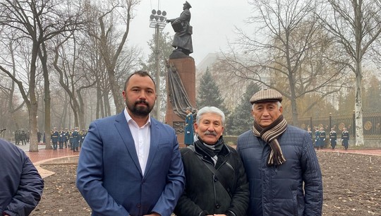 Иван Дубровин (на фото слева) лично присутствовал на открытии памятника