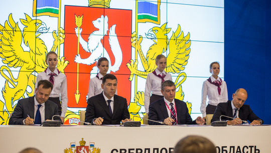 Евгений Куйвашев и Виктор Кокшаров (в центре) во время подписания
