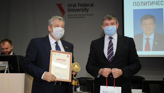 Аркадий Чернецкий (слева на фото) отмечен в номинации «Общественная и политическая деятельность»