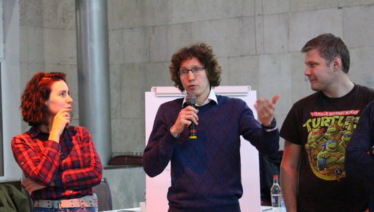 Сергей Звонарев (на фото в центре) рассказал об успехах молодых ученых университета
