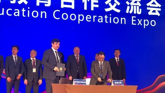 与中国同事在西安丝绸之路国际博览会4号馆签订协议。照片：斯维尔德洛夫斯克州信息政策局。