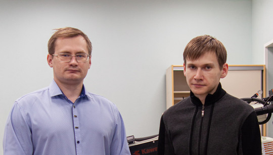 Иван Проничев и Семён Ступин работают над проектами под руководством профессора Ольги Огородниковой