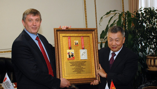 Ректор УрФУ Виктор Кокшаров и выпускник вуза, руководитель администрации Президента Монголии Зандаахуугийн Энхболд