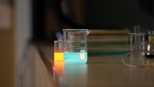 Ученые исследовали спектрально-люминесцентные свойства образцов в поликристаллическом и аморфном состояниях