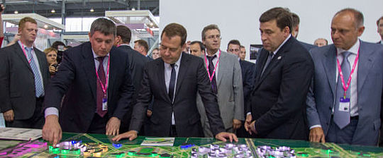 Слева направо у макета: Виктор Кокшаров, Дмитрий Медведев, Евгений Куйвашев, Дмитрий Пумпянский. Фото: Илья Сафаров