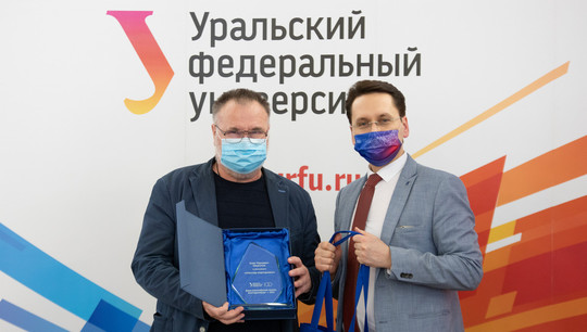 Среди «медийных» ученых года — Олег Шешуков (на фото слева) с темой сортировки мусора