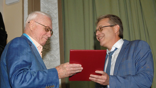 На открытии конференции ее участники поздравили с юбилеем Олега Николаевича Чупахина (слева)