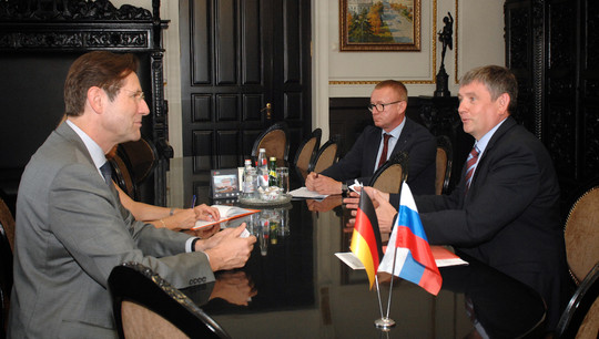 Генеральный консул ФРГ в Екатеринбурге Матиас Крузе (на фото слева) отметил актуальность летней школы