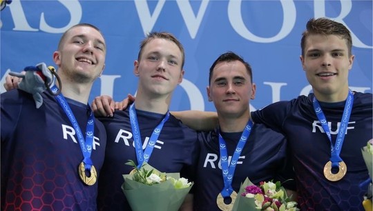 Обладателями золота чемпионата мира стали Степан Воробьёв (крайний справа) и Александр Худышкин (второй слева)