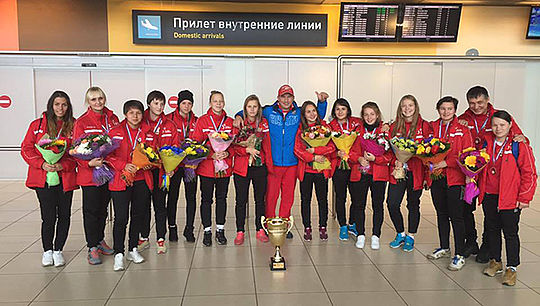 В аэропорту Кольцово студенток встретил директор спортивного комплекса университета Евгений Шурманов. Фото из социальной сети Facebook