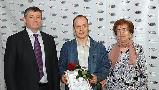 Константин Аксенов (в центре) признан победителем в номинации «Доцент года» по направлению «Технические науки». Фото: Владимир Петров