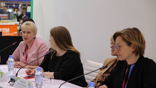 According to the UrFU Institute of Humanities Director Elvira Symaniuk (on the left), research based on biennale attracts wide and diverse audiences. Photo: Polina Pogrebitskaya