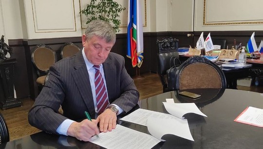 Со стороны УрФУ соглашение подписал ректор Виктор Кокшаров