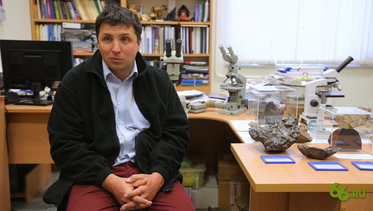 Ученый занимается поиском и изучением метеоритов, упавших на Землю
