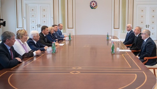 Виктор Кокшаров (крайний слева) среди участников встречи с президентом Азербайджана