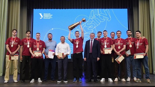 Ректор УрФУ Виктор Кокшаров поздравил команду с победой