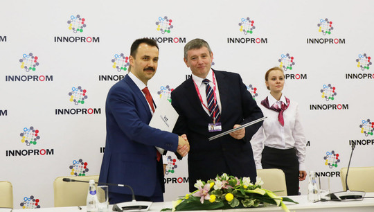 Соглашение подписал Виктор Кокшаров (на фото справа) и Сергей Певнев (на фото слева)