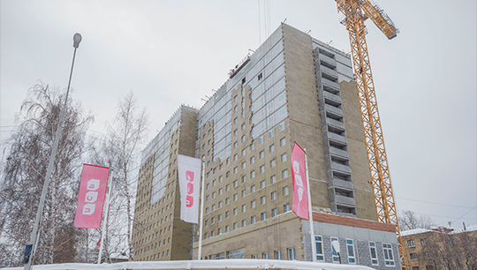 В новом здании 16 этажей, предусмотрены четыре лифта, столовая и спортзал. Фото: Степан Лихачев