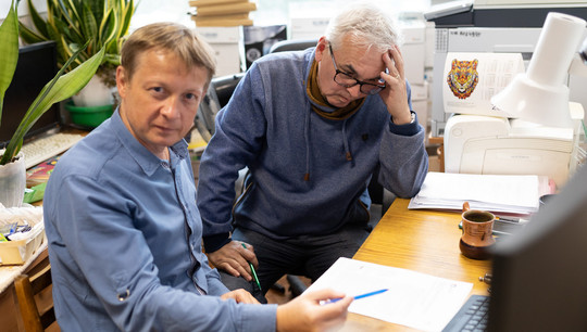 Dmitry Aleksandrov and Sergey Fedotov (left to right) determined the behavior of viruses in cells. Photo: Ilya Safarov