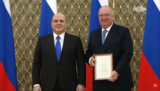 Награду из рук Михаила Мишустина (слева) получил гендиректор управляющей компании «Металлоинвест» Назим Эфендиев