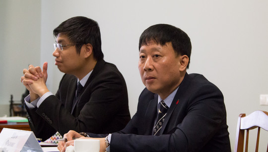 Генеральный консул Вьетнама в Екатеринбурге Нго Фыонг Нги (справа) поддержал идею академического обмена