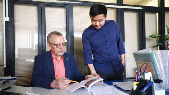 Oleg Tashlykov and Ta Van Thuong worked on creating the dictionary. Photo: Rodion Narudinov