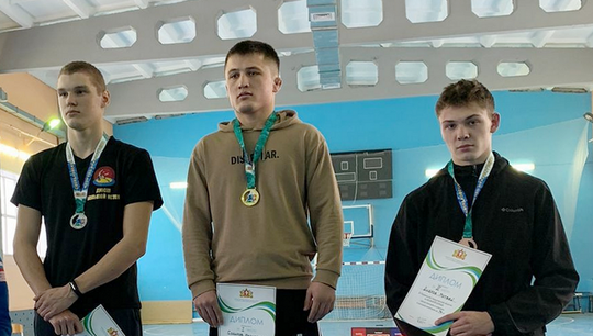 Нозимджон Собиров (на фото в центре) усилил тренировочный процесс после участия в чемпионате мира