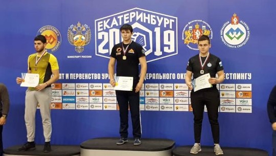 Антон Петров (на фото в центре) в составе сборной области завоевал четыре золота