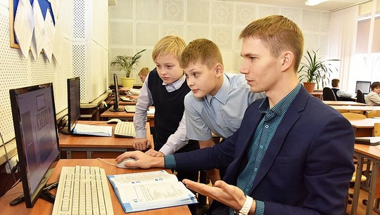 Максим Новиков окончил ВШЭМ УрФУ в 2012 году и уже пять лет преподает в школе № 145