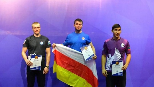 Студент ИЕНиМ Алексей Задирака (на фото слева) завоевал три серебра на первенстве России