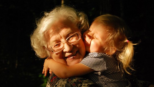 Около 6,5 млн бабушек вовлечены в воспитание внуков