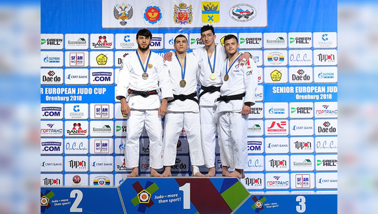 Студент ИГУП Фуад Хаспладов (второй слева) занял первое место в весовой категории 81 кг