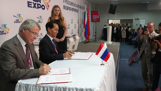 Анатолий Александров и Жэнь Нанцы (на фото слева направо) подписали декларацию об укреплении научных и образовательных связей