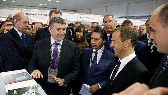 Виктор Кокшаров рассказывает председателю правительства России Дмитрию Медведеву о развитии центра лазерных и аддитивных технологий. Фо