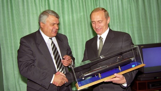Выпускник кафедры Герой России Давид Пашаев вручает макет атомной подводной лодки Президенту РФ Владимиру Путину
