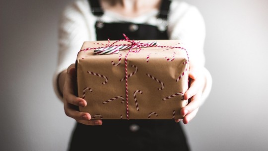 Дарение подарков вызывает положительные эмоции, которые длятся дольше, чем от получения подарков